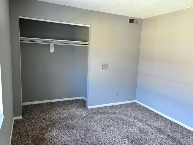 Building Photo - Excellent 1 Bed / 1 Bath located on Weathe...