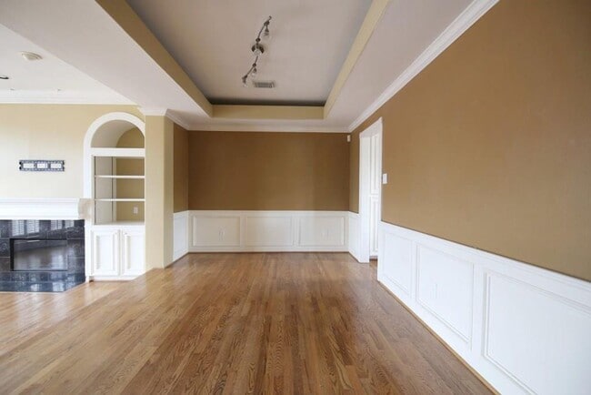 Building Photo - Stylish 3-Bedroom Townhome in Coveted Rive...