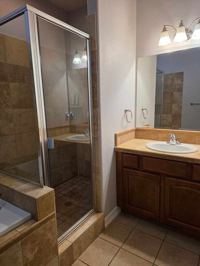 Building Photo - Amazing Bay View 3 bed/3 bath in Coos Bay