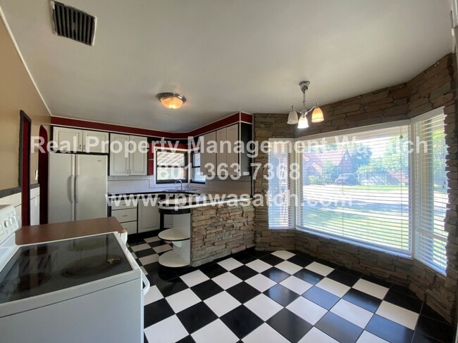 Building Photo - Take a Look at This 4 Bedroom 2 Bathroom H...