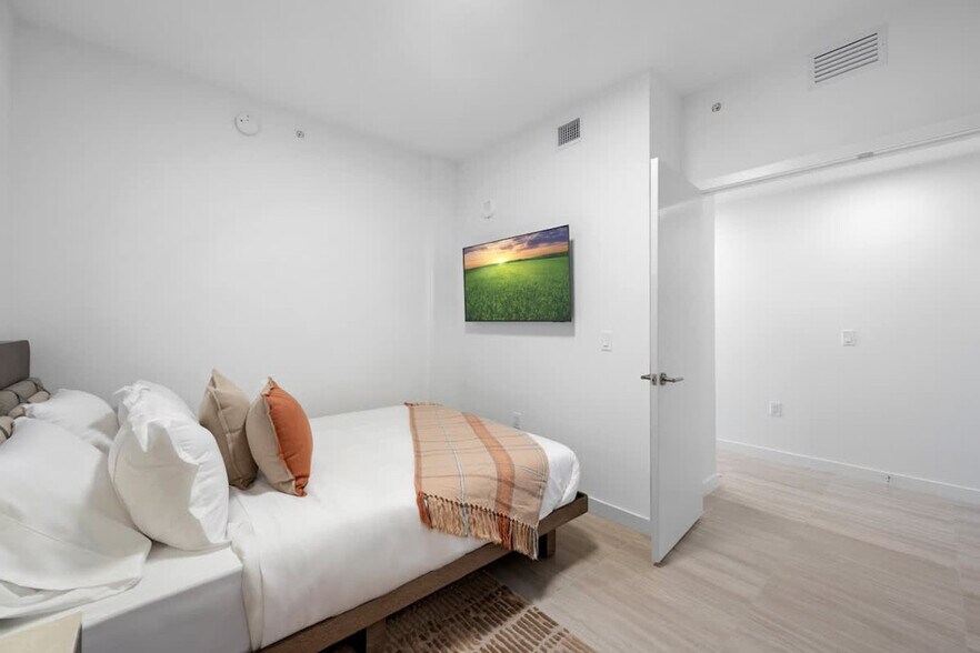 Building Photo - 7145 Harding Ave