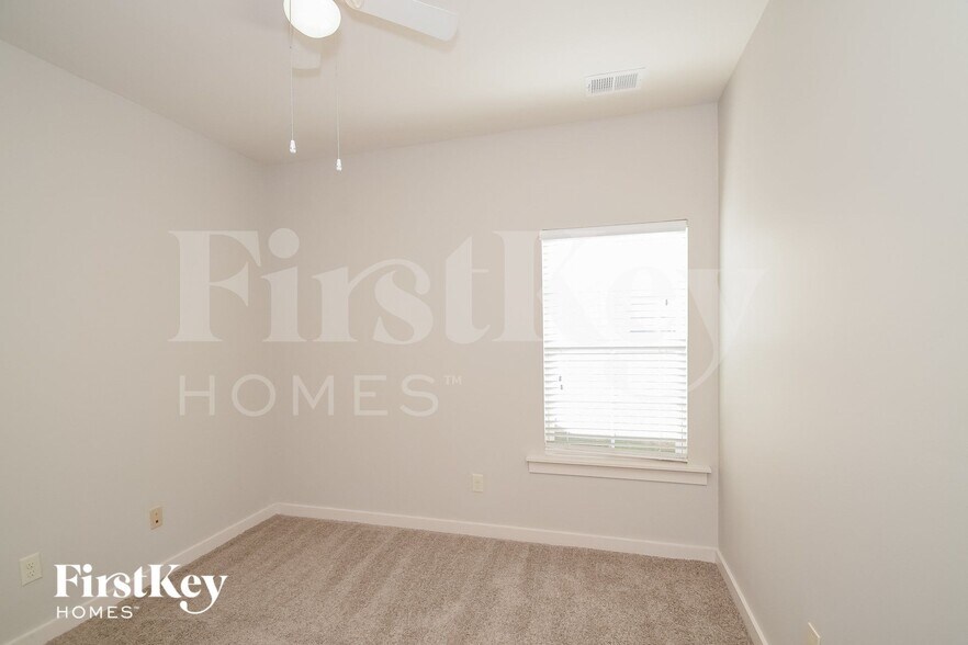 Building Photo - 810 Hawthorn Ln