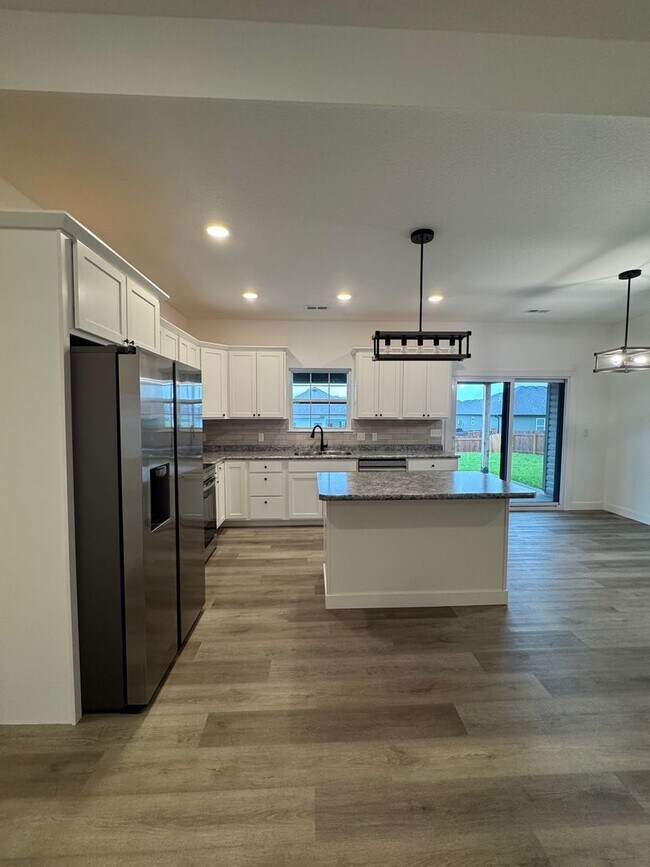Building Photo - 3 bedroom 2 bath house