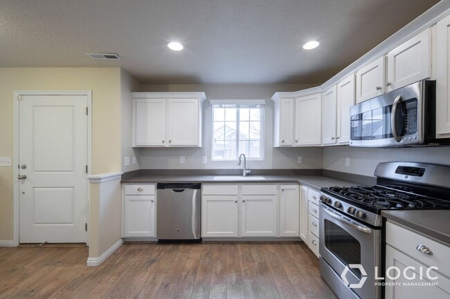 Building Photo - 692 W Chase Ln