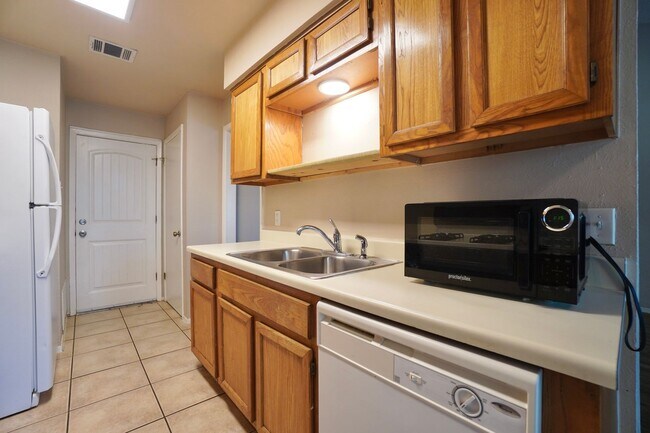Building Photo - 7602 Woodstone Cove
