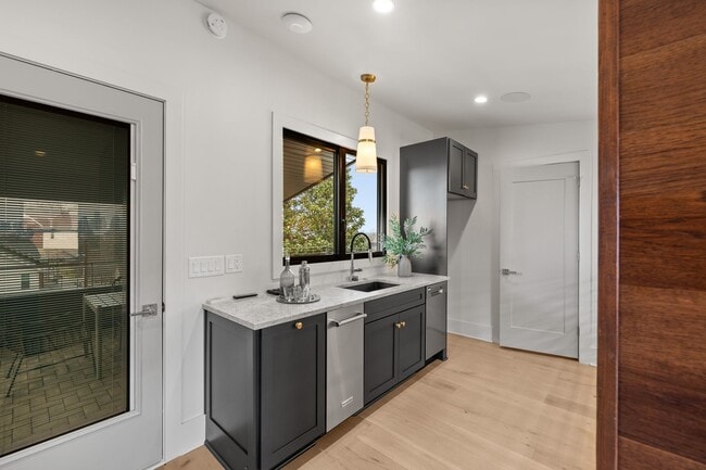 Building Photo - 601 S 9th St