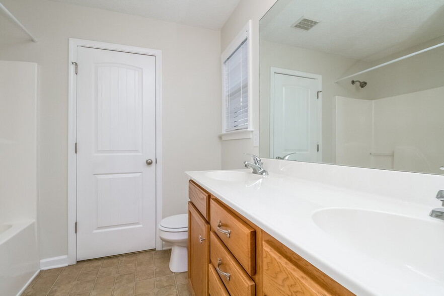 Building Photo - 3155 Hardwood Dr