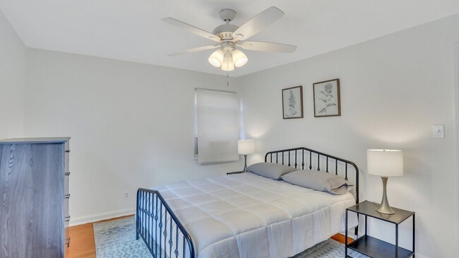 Building Photo - Fully Renovated Units Move-in Ready!