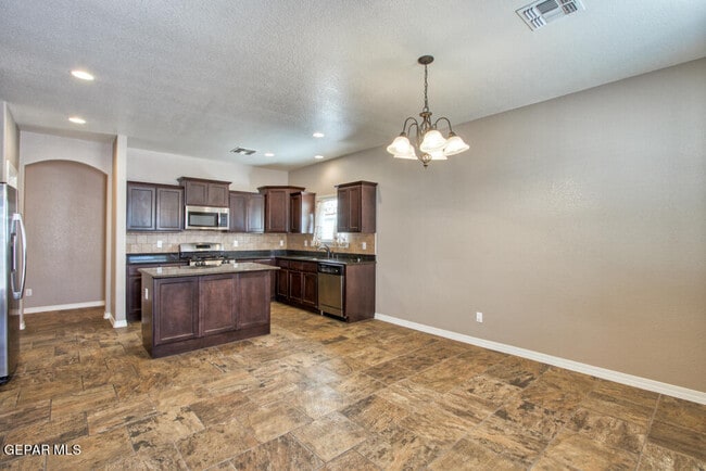 Building Photo - 221 S Stoneside Dr