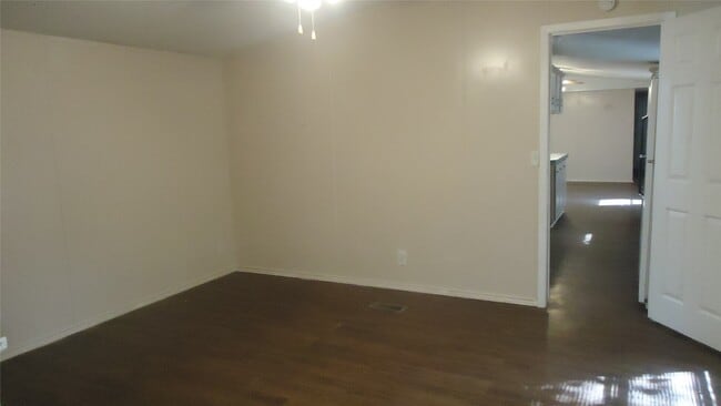 Building Photo - 108 Gossett St