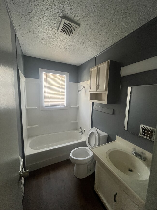 Building Photo - 209 Laurel St