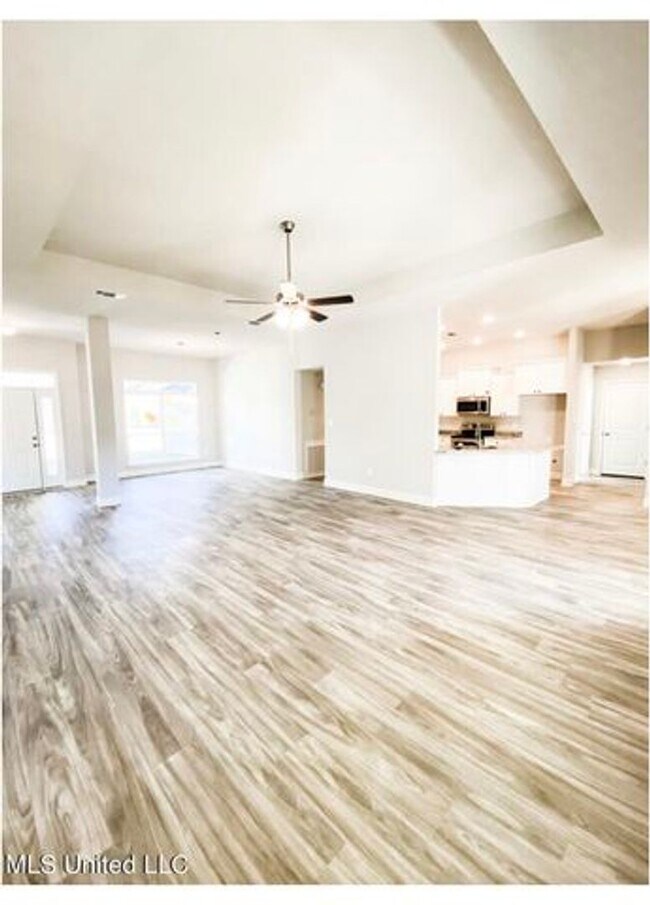 Building Photo - Luxury 4 bedroom 3 bath Home for rent