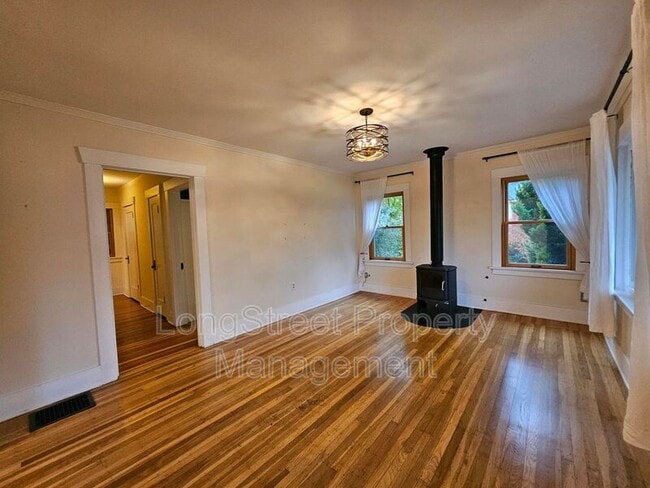 Building Photo - 636 N Shaver St