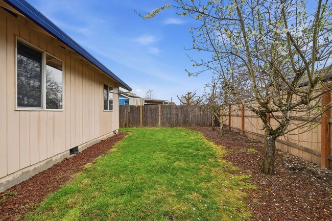 Building Photo - 313 S Nectarine St