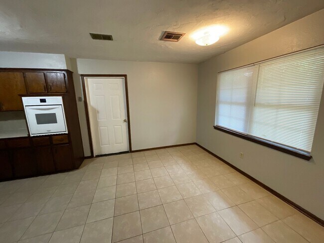 Building Photo - 3 Bed, 1 1/2 Bath, 1 Car Garage