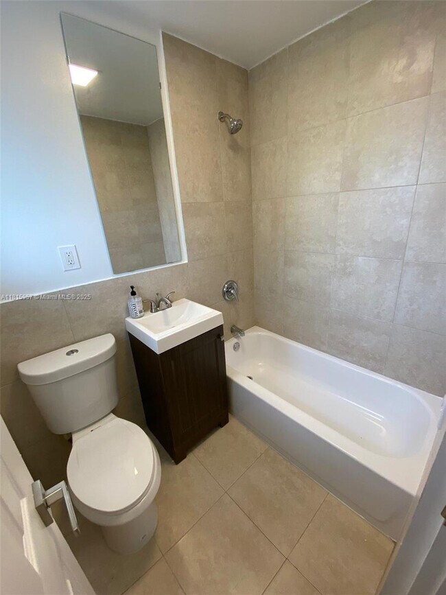 Building Photo - 11310 Peachtree Dr