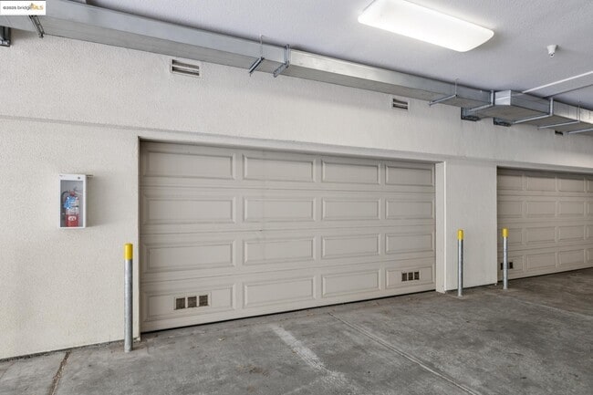 Building Photo - 6733 Skyview Dr