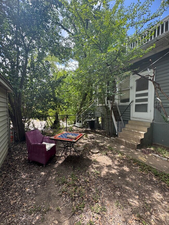 Building Photo - Vintage 1 Bedroom + Study Walking Distant to UT