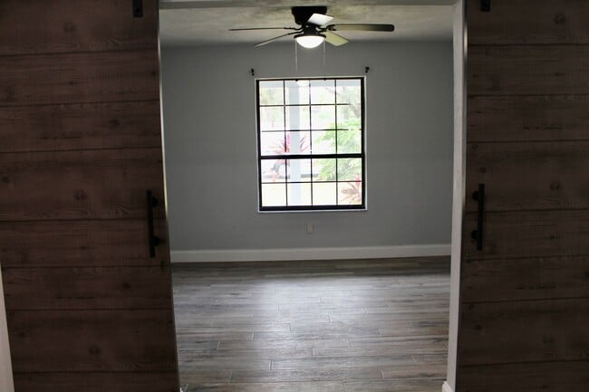 Building Photo - Port Orange Charming 5-Bedroom, 2-Bathroom...
