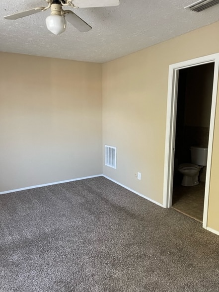 Building Photo - 28 W Creek Ln