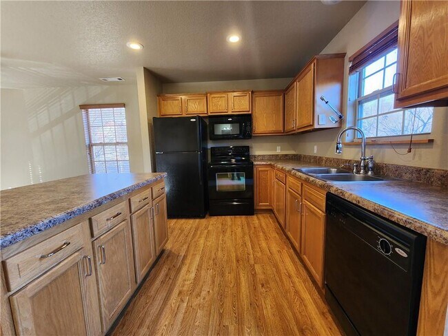 Building Photo - 2858 W Redstone Dr