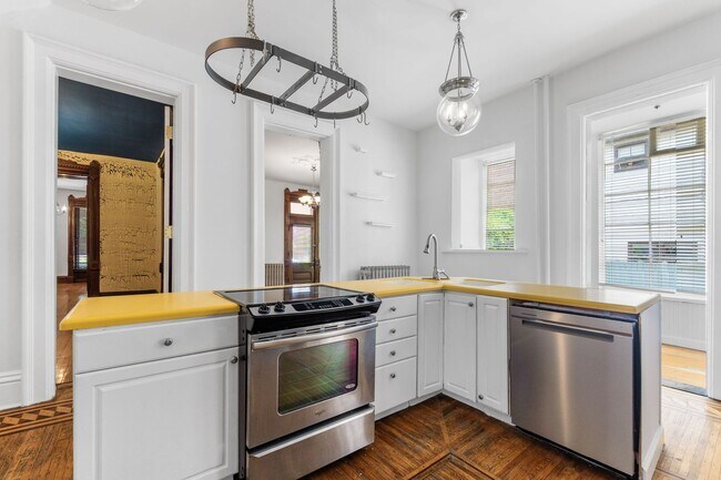 Building Photo - Huge Brick House in Victorian Village/Short North, Beautiful Woodwork 3 Car Garage and Swimming pool