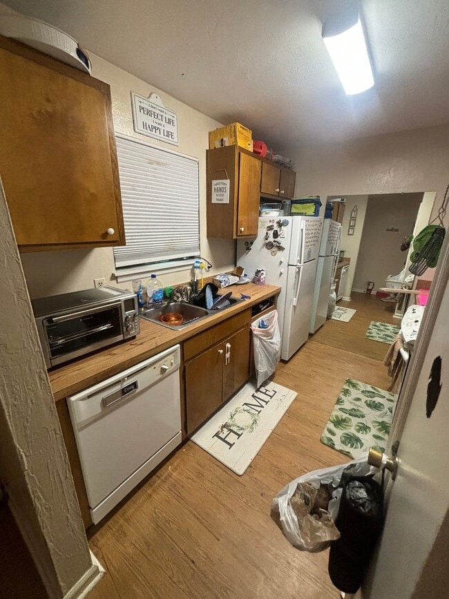 Building Photo - Spacious 2 bedroom!