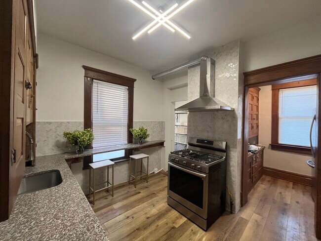 LUXURIOUS LARGE KITCHEN - 32 E Northwood Ave