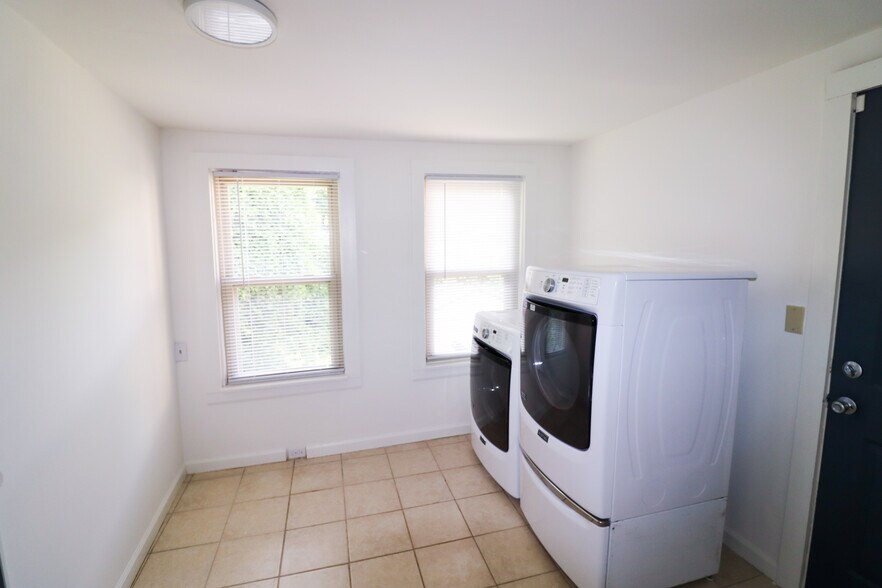 Building Photo - 2631 Bellevue Ave