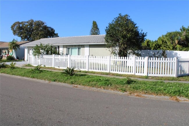 Building Photo - 7655 Cardiff Ct N