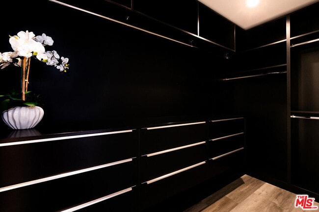 Building Photo - 423 S Wilton Pl