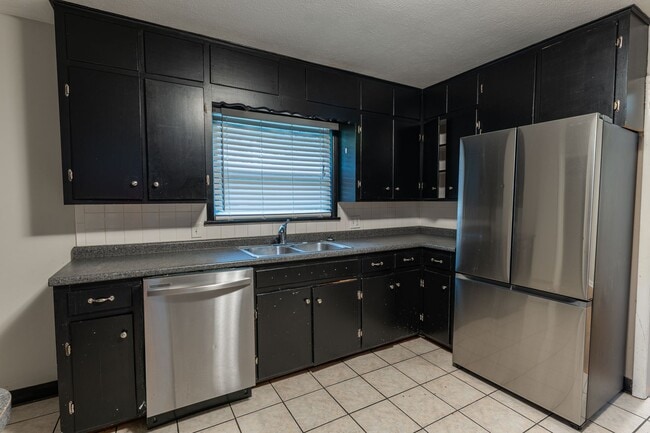 Building Photo - Charming 4 bedroom, 2 bathroom home located in Fayetteville, AR - 6 Month Lease