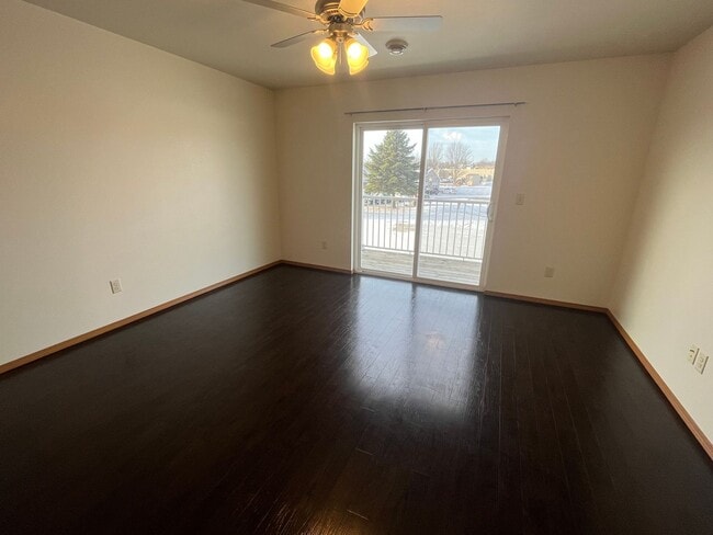 Building Photo - 2 Bedroom /1 Bath Apartment!