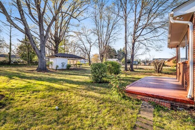 Building Photo - NW - Large Brick Ranch, Updated, Hardwoods, LR, DR, Den, Two Decorative Fire Places, Fenced, Stor...