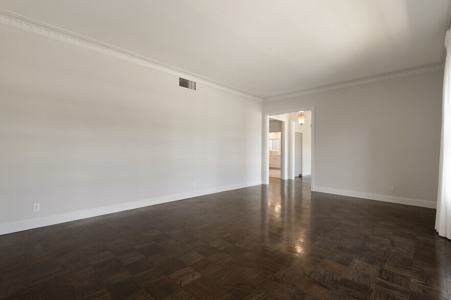 Building Photo - 519 N Rexford Dr