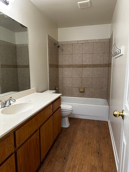 Building Photo - 409 Topeka Ct