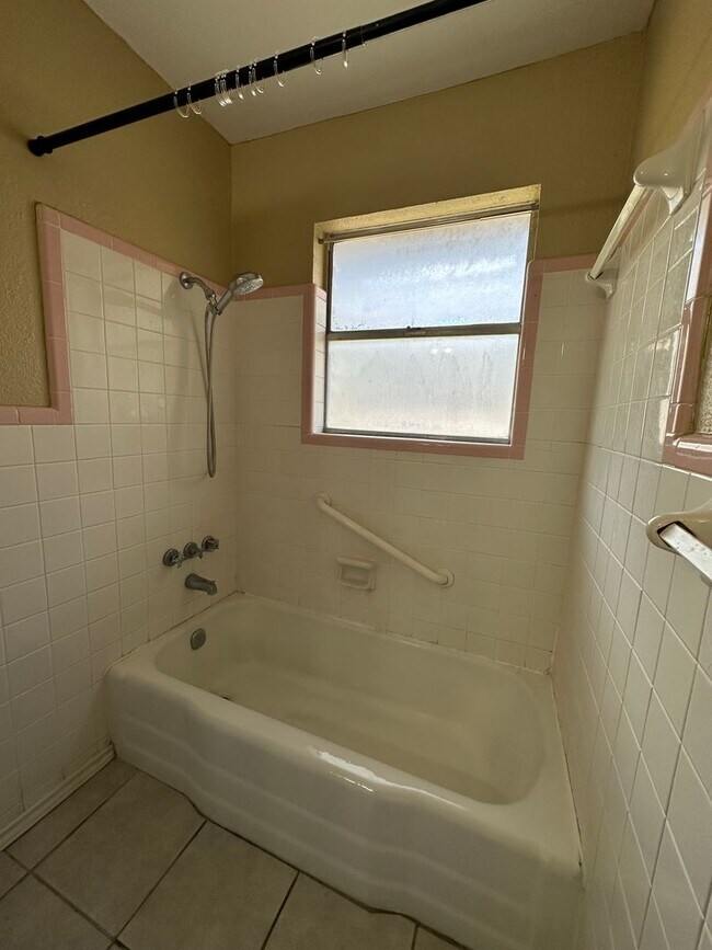 Building Photo - Charming 3/2 Home