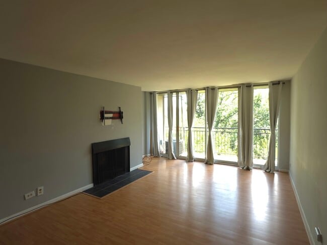 Building Photo - 5820 Oakwood Dr