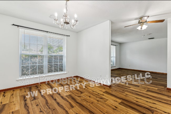 Building Photo - 2444 Somerset Dr