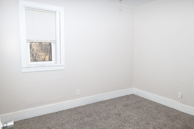 UNIT B- 2 BEDROOM - 1624 Sheridan Ave