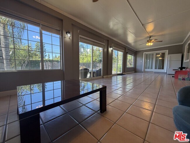 Building Photo - 10609 Reseda Blvd