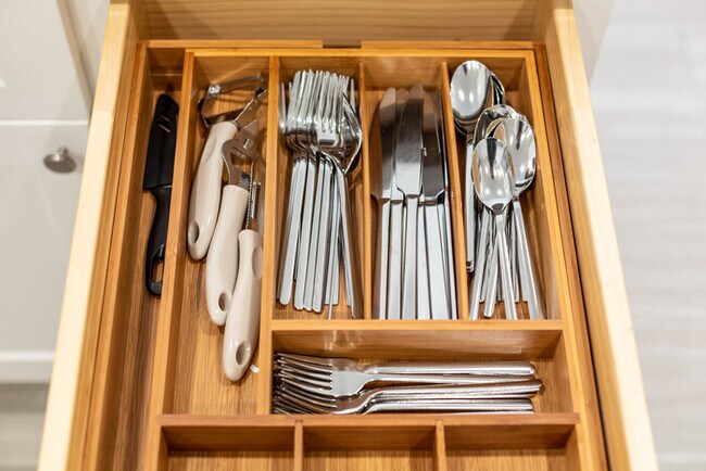 Building Photo - Newly Remodeled 5B4B. 2 mile from the Rose Parade!