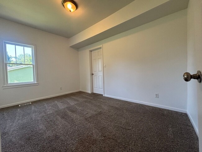 Building Photo - Available now 2 bedroom 1 bath with bonus ...