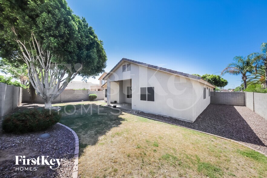 Building Photo - 7834 W Robin Ln