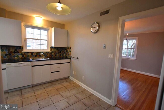 Building Photo - 10118 Cedar Ln