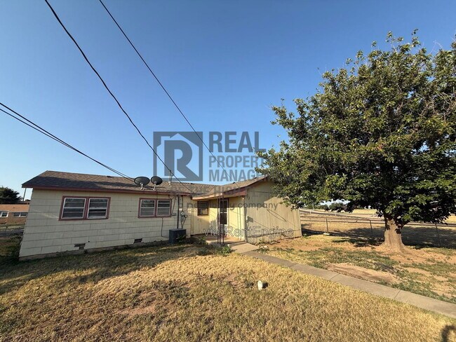 Building Photo - 301 Teakwood St