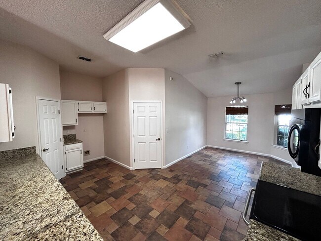Building Photo - Wonderful 4/3 minutes from the beach! Must...