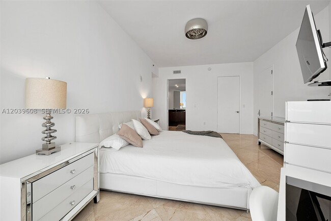 Building Photo - 16001 Collins Ave