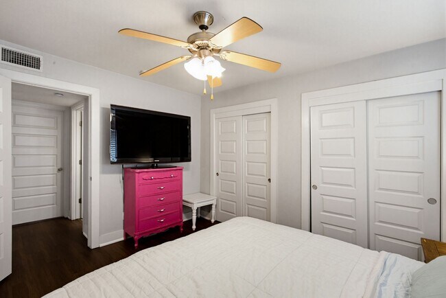 Building Photo - 2 Bed 1 Bath Condo by UT and CapMetro Stop