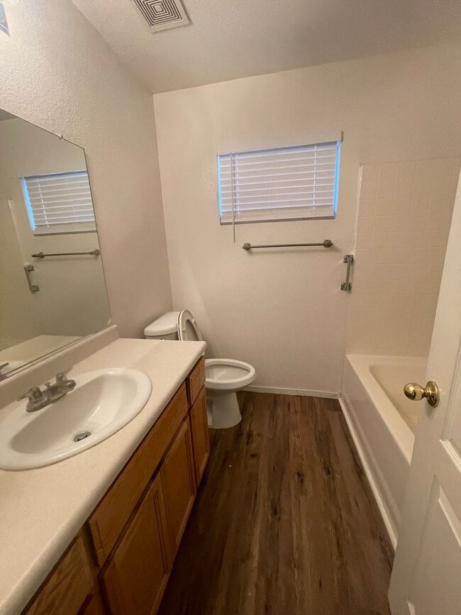 Building Photo - Beautiful 3 bedroom and 2 bath home ready for move in.